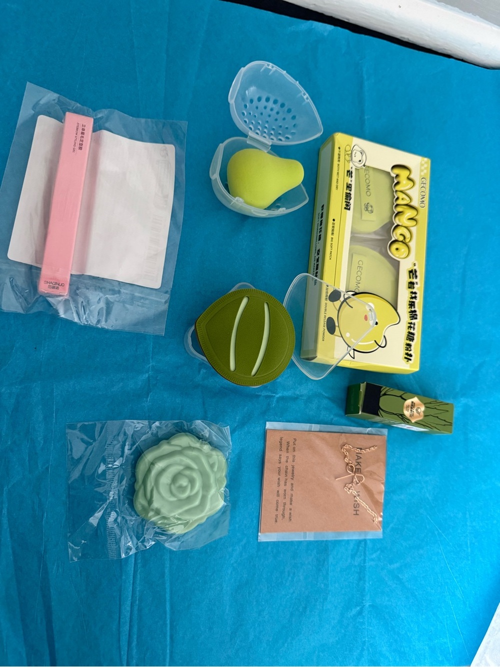 Green makeup staff gift box